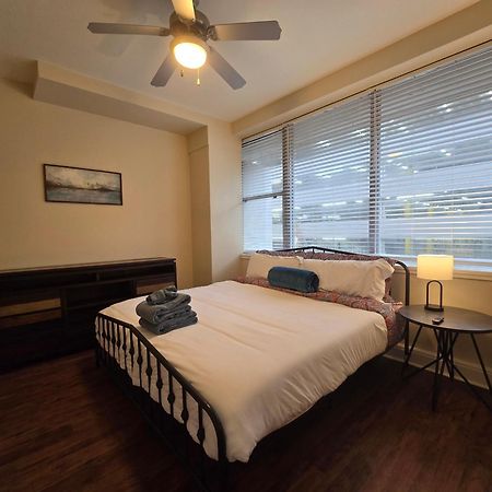 نيو أورلينز Amazing Condos Beautiful View 2 Blocks To French Quarter, Small Rooftop Pool, Gym, Seanger Theater, Super Dome, And Bourbon St الغرفة الصورة