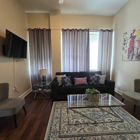 نيو أورلينز Amazing Condos Beautiful View 2 Blocks To French Quarter, Small Rooftop Pool, Gym, Seanger Theater, Super Dome, And Bourbon St الغرفة الصورة