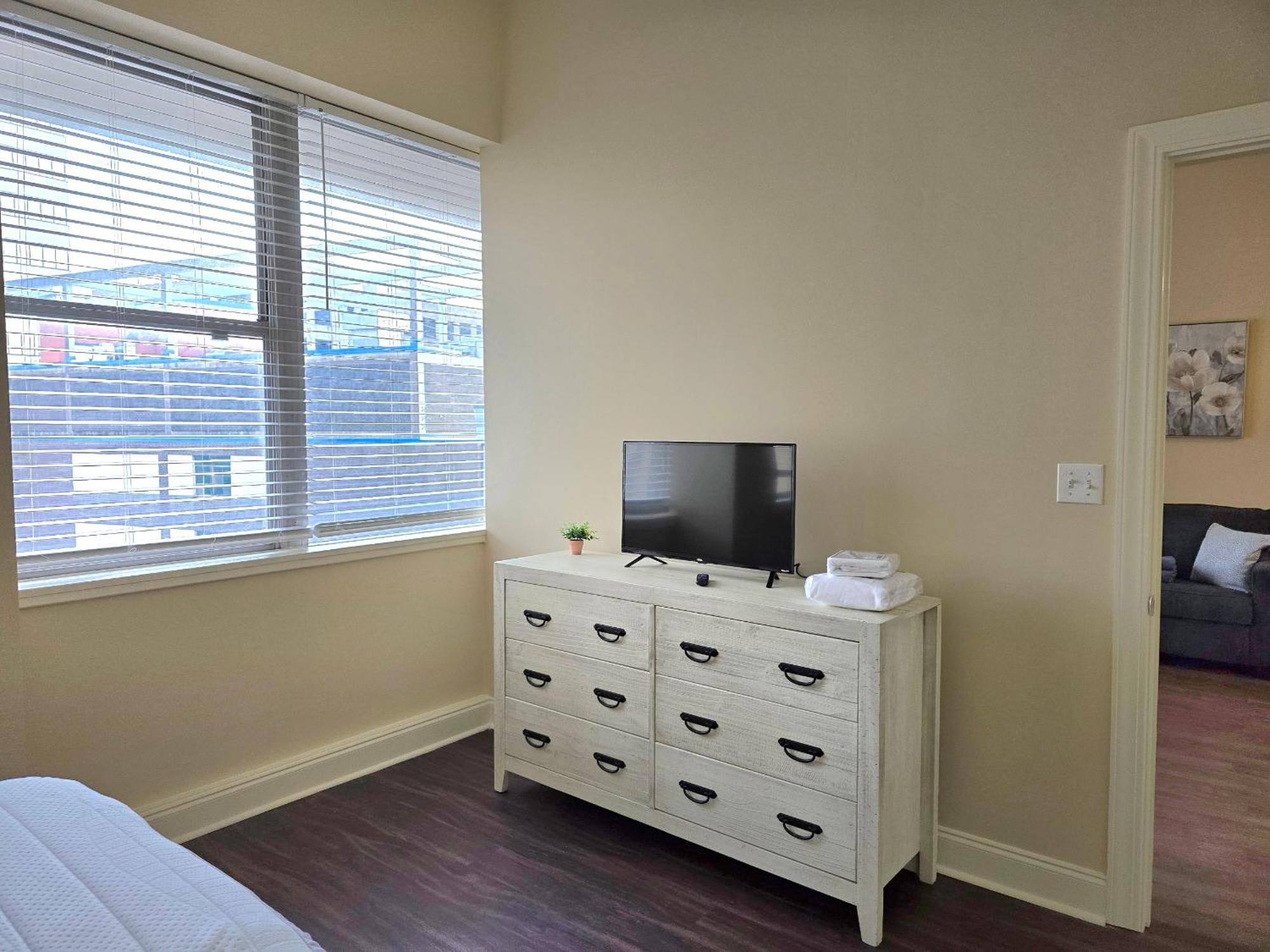 نيو أورلينز Amazing Condos Beautiful View 2 Blocks To French Quarter, Small Rooftop Pool, Gym, Seanger Theater, Super Dome, And Bourbon St الغرفة الصورة