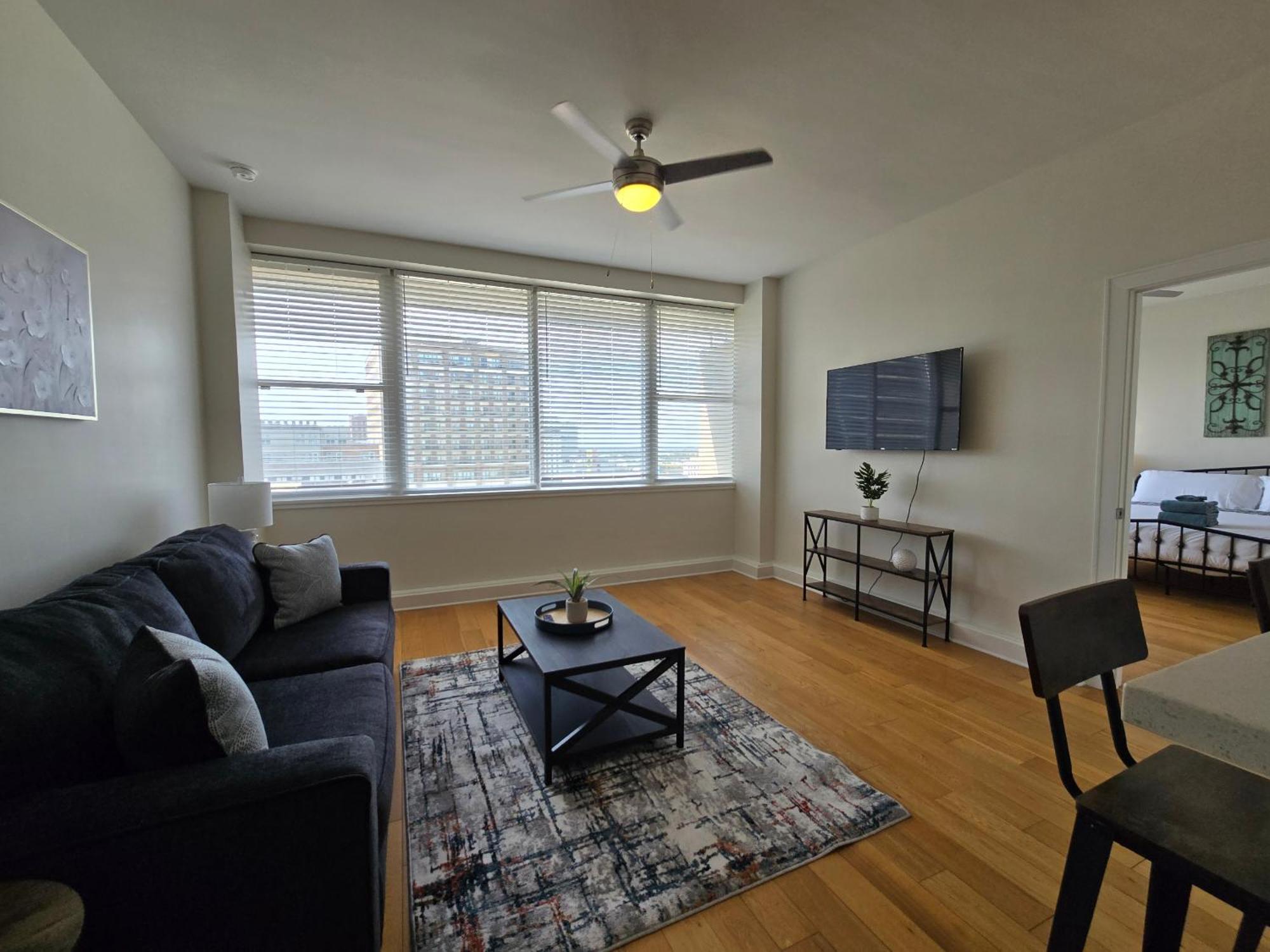 نيو أورلينز Amazing Condos Beautiful View 2 Blocks To French Quarter, Small Rooftop Pool, Gym, Seanger Theater, Super Dome, And Bourbon St الغرفة الصورة