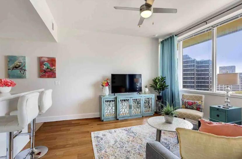 نيو أورلينز Amazing Condos Beautiful View 2 Blocks To French Quarter, Small Rooftop Pool, Gym, Seanger Theater, Super Dome, And Bourbon St الغرفة الصورة