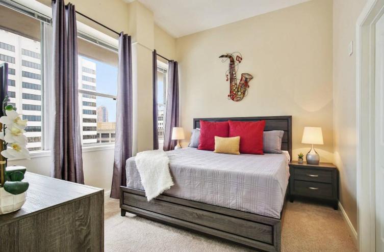 نيو أورلينز Amazing Condos Beautiful View 2 Blocks To French Quarter, Small Rooftop Pool, Gym, Seanger Theater, Super Dome, And Bourbon St المظهر الخارجي الصورة
