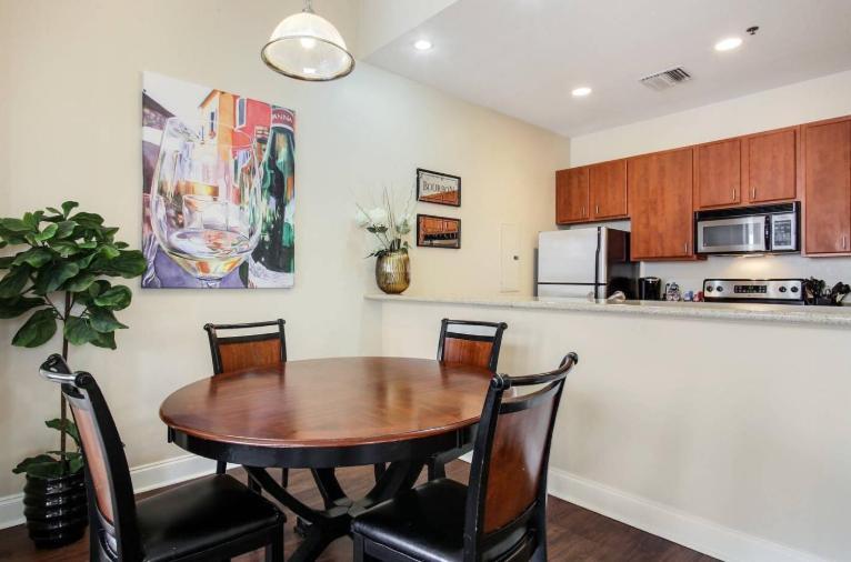 نيو أورلينز Amazing Condos Beautiful View 2 Blocks To French Quarter, Small Rooftop Pool, Gym, Seanger Theater, Super Dome, And Bourbon St المظهر الخارجي الصورة