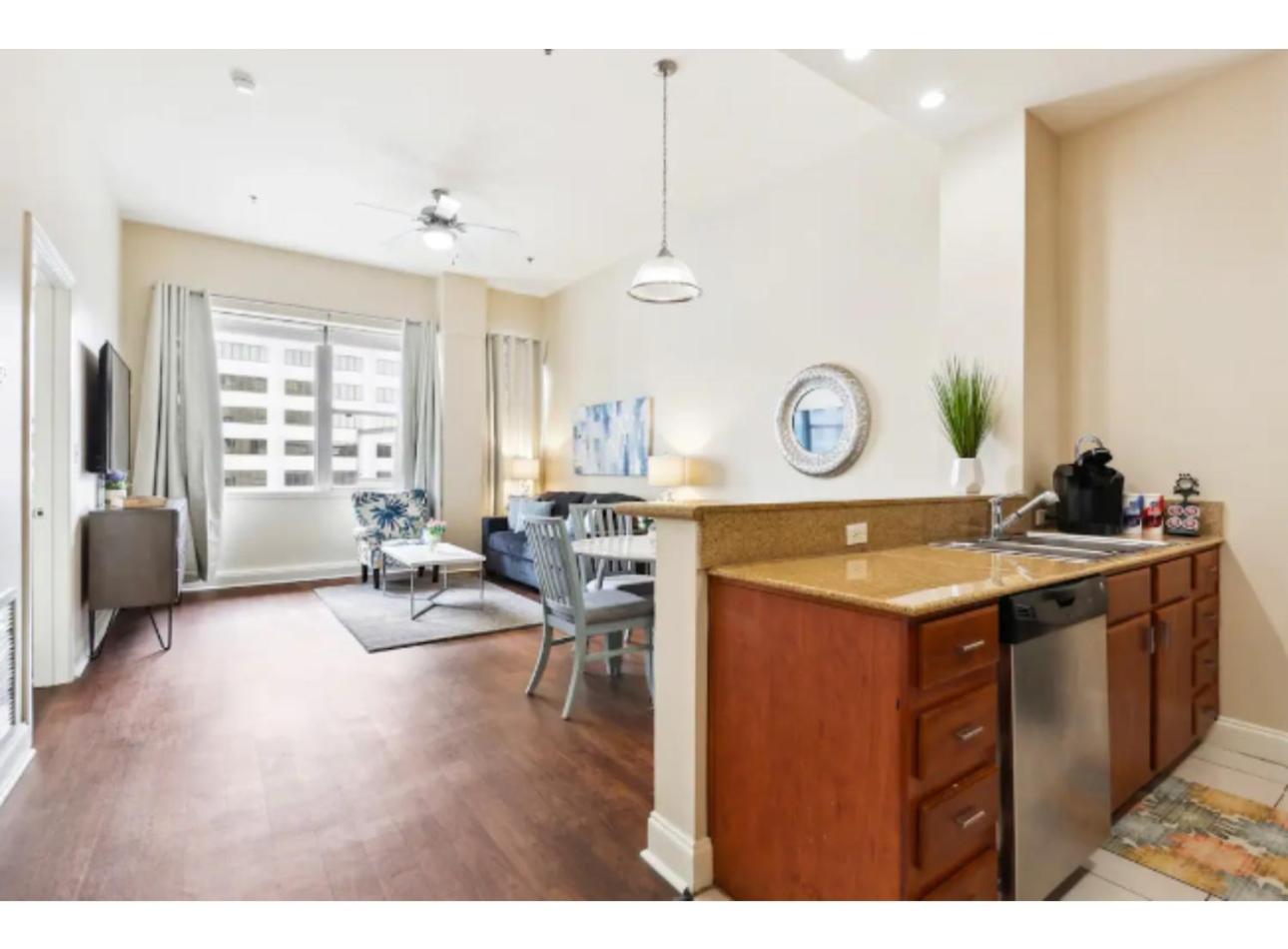 نيو أورلينز Amazing Condos Beautiful View 2 Blocks To French Quarter, Small Rooftop Pool, Gym, Seanger Theater, Super Dome, And Bourbon St الغرفة الصورة